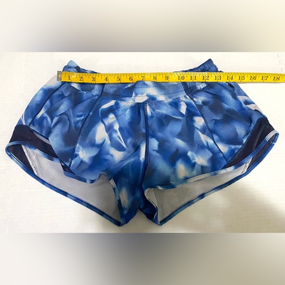 Lululemon Womens 8 Lined Low Rise Hotty Hot 2.5” Shorts in Blue/White Print - Picture 14 of 16